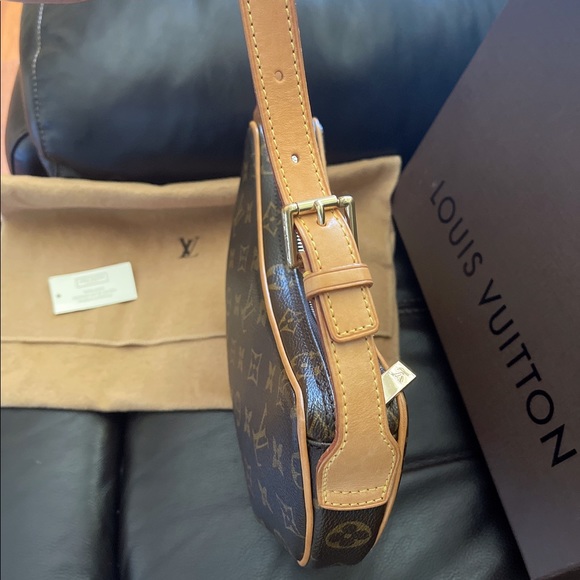 💯 authentic Louis Vuitton Croissant PM - Picture 3 of 10